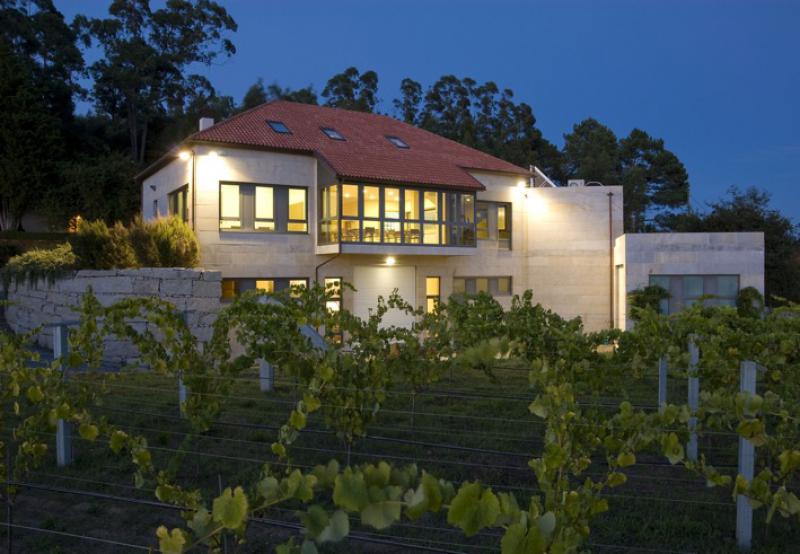 Adega Eidos - winery building at night